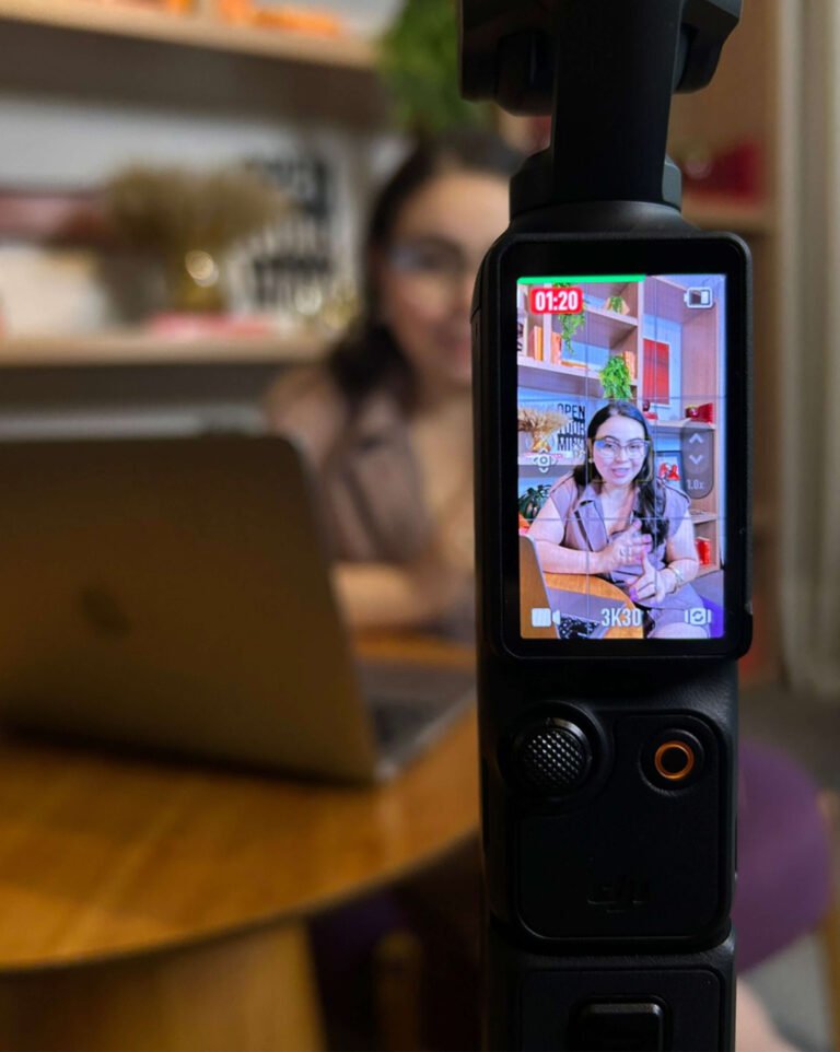 Criação de conteúdo estratégico com foco em autoridade e posicionamento de marca, gravado em ambiente profissional.