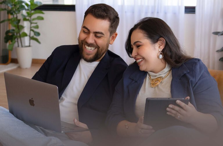 Equipe da Agência Touché em reunião estratégica de branding e comunicação digital para marcas da área da saúde.