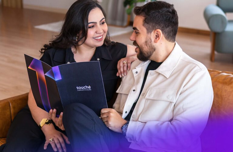 Apresentação de identidade visual desenvolvida pela Touché para posicionamento estratégico de marca premium.