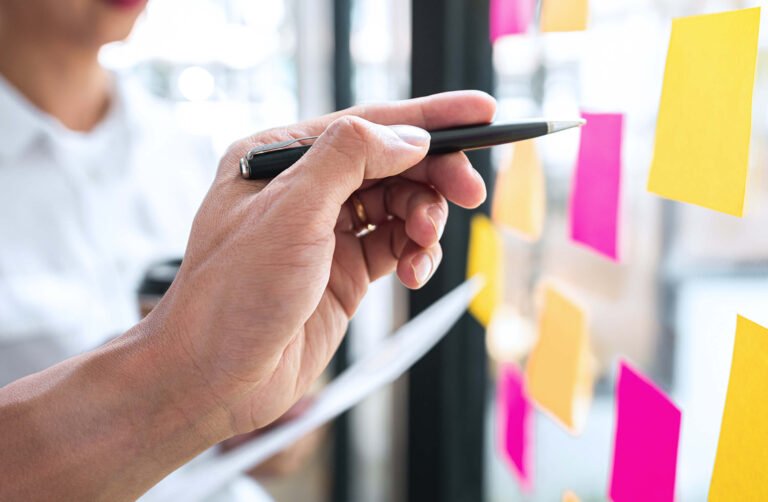 Planejamento estratégico de comunicação e branding com post-its em ambiente criativo e colaborativo.